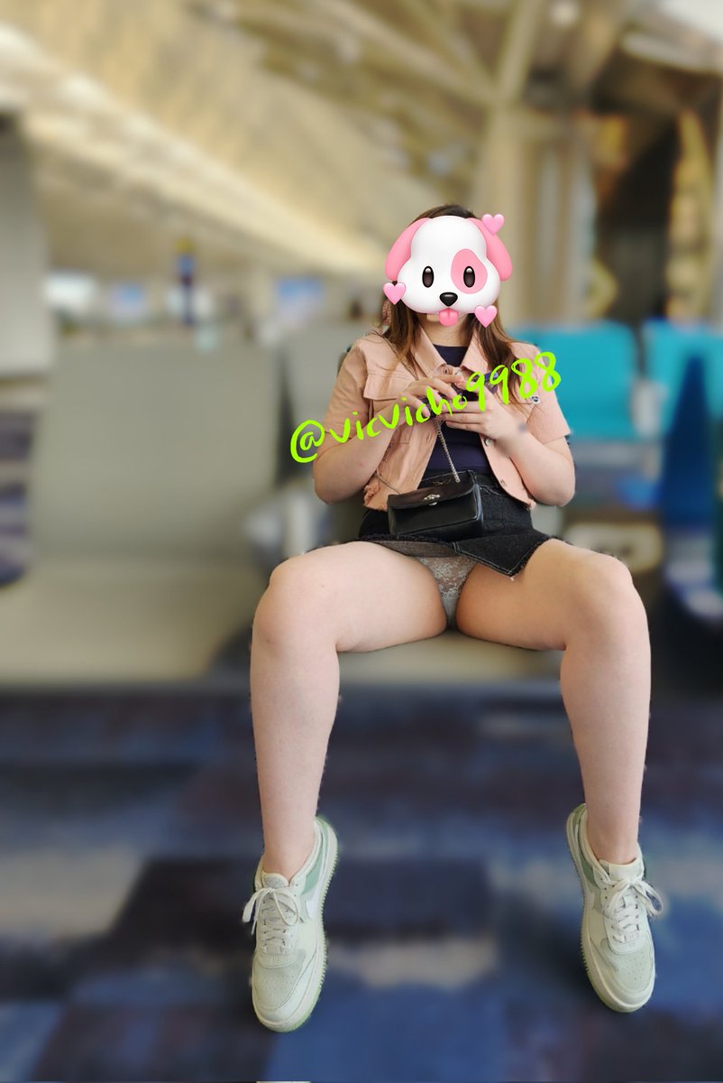 #港女 #人妻 #反差 #露出 #hkcouples #Cuckold #Cuckquean #NTR #hotwife 
一路打機，老公叫我打開對腳都知佢想點，我一枱高頭望到佢影緊我。但佢後面仲有個男人應該睇哂。🤣
嗱，睇還睇，唔準影相拍片就無問題。