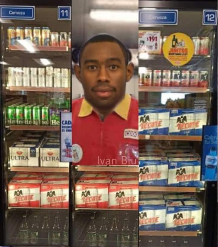 cuando abres el refri del oxxo y hay un wey atrás metiendo cosas JAJAJA