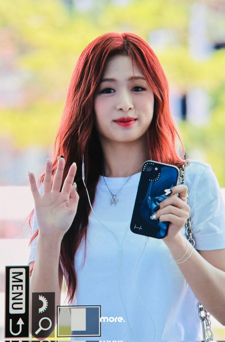 RED HAIR AHYEON???