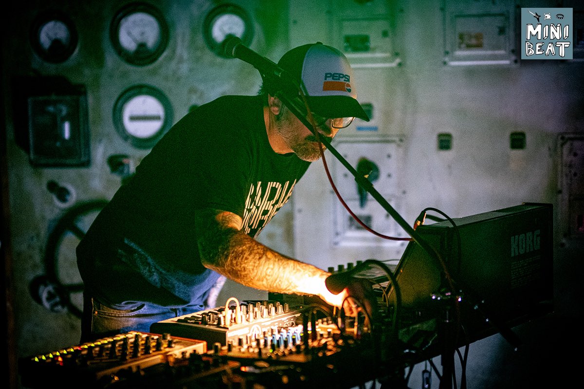 minibeatfest's tweet photo. L’actuació de TROMPETA, espectacular!! El de Benicarló, mestre de la cultura underground, impulsor del Plug and the Gear… va venir al MiniBeat amb el seu nou projecte d’electrònica conceptual
7è FESTIVAL MINIBEAT
🎯 Granollers · 5/5/2024 #MiniBeat2024
⚡️https://t.co/aFgW5hO5eT https://t.co/bpnfXYbMgo