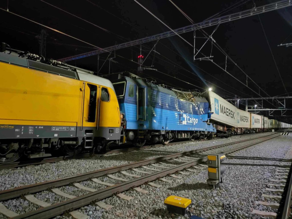 OgilvieCJ's tweet photo. Four killed and 26 injured after a Regiojet passenger train collided with a freight train in #Pardubice Czech Republic.
The 13-car Regiojet 1021, carrying more than 300 passengers was on its way to the town of Chop in western Ukraine, on the border with Slovakia. https://t.co/DWE79b7BSV