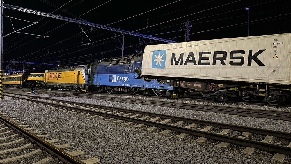 OgilvieCJ's tweet photo. Four killed and 26 injured after a Regiojet passenger train collided with a freight train in #Pardubice Czech Republic.
The 13-car Regiojet 1021, carrying more than 300 passengers was on its way to the town of Chop in western Ukraine, on the border with Slovakia. https://t.co/DWE79b7BSV