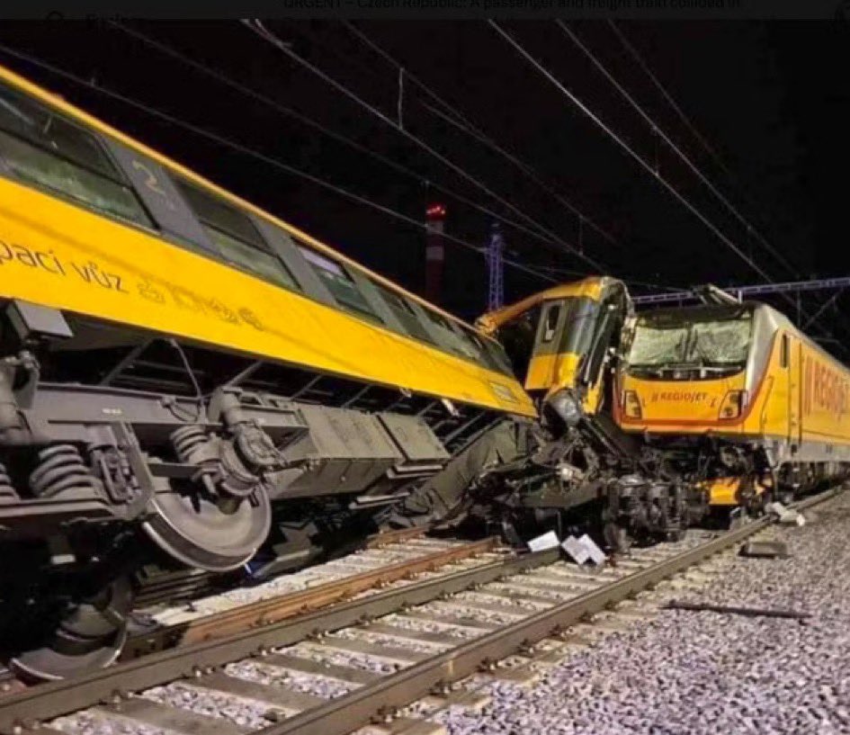 OgilvieCJ's tweet photo. Four killed and 26 injured after a Regiojet passenger train collided with a freight train in #Pardubice Czech Republic.
The 13-car Regiojet 1021, carrying more than 300 passengers was on its way to the town of Chop in western Ukraine, on the border with Slovakia. https://t.co/DWE79b7BSV