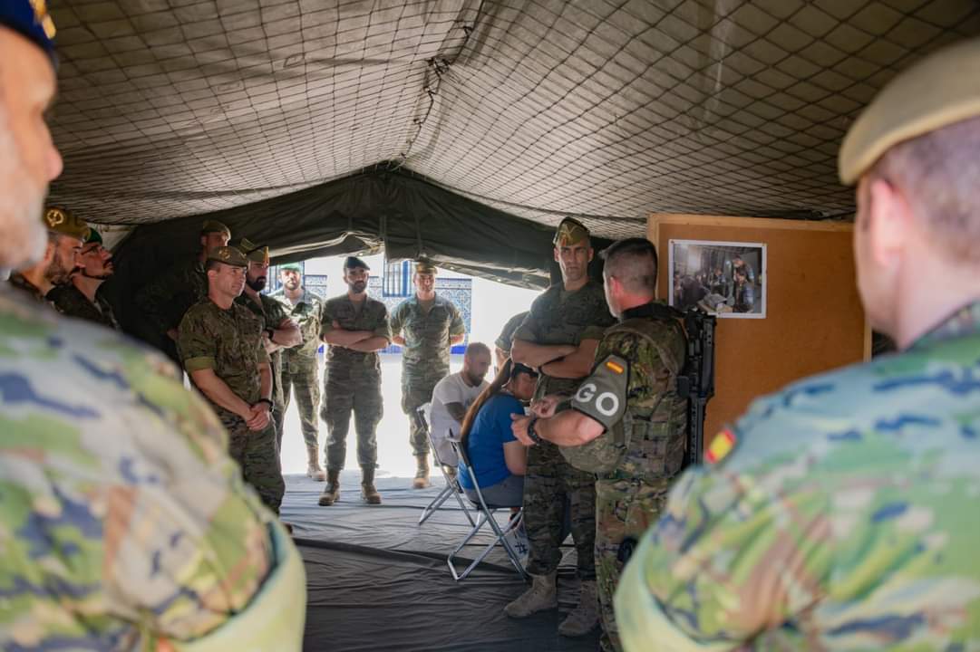 FUTER_ET's tweet photo. El #ROI1 colabora con la Escuela de Guerra y Lidezazgo del ET #EGLET en la formación de los Oficiales del Curso de Especialista Militar de Operaciones mostrando las capacidades del #ET para trabajar en el ámbito cognitivo. 
¡¡Dicho y Hecho!!
#DIVSanMarcial
#ETEscuelaDeLíderes https://t.co/QJUc6kNDhH