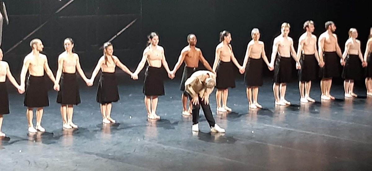 La mort DANSE tous ses états.
#AngelinPreljocaj choregraphie différents rituels nous offrant ainsi des tableaux totalement différents avec ses 19 danseu/rs/ses.
Cela se traduit par des ambiances sonores allant d'extraits de messes au métal.
Toujours au sommet 🤩
Jusqu'à ce soir!