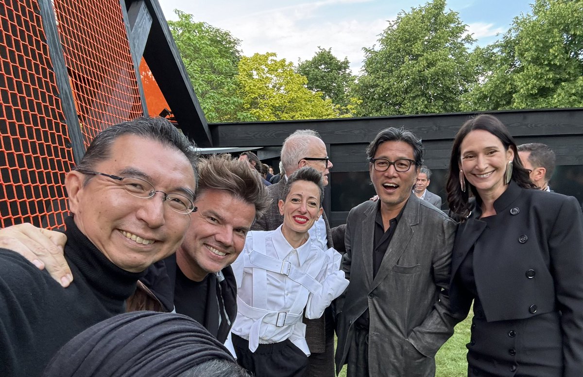 サーペンタイン・パビリオンのオープニングにて

これまでのパビリオン設計者が駆けつけた

僕の隣はビャルケ・インゲルス

中央の女性は2025万博でバーレーン館の設計もしているリナ・ゴットメ

リナの右隣が今年のパビリオンの設計者であるミンスク・チョー。韓国を代表する建築家