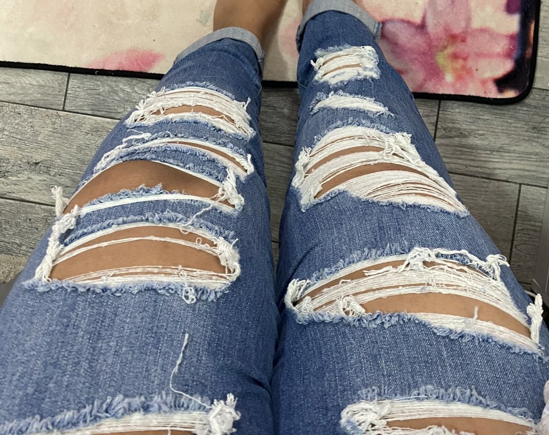 aria1020_'s tweet photo. This is sooo embarrassing but this is how my jeans used to fit, the photos in the thread are how they fit now https://t.co/GW81bpYOCt