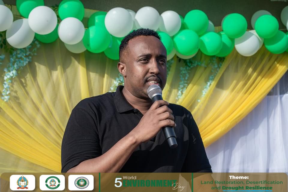 EnvsSNU's tweet photo. We celebrated #WorldEnvironmentDay at @Somali_NU. The rector, dean, professors, and students gave inspiring speeches on ways we can all protect the planet. Key takeaways: reduce waste, use renewable energy, plant more trees. Let's work together to create a sustainable future!🌿 https://t.co/FPG7mxRNpF
