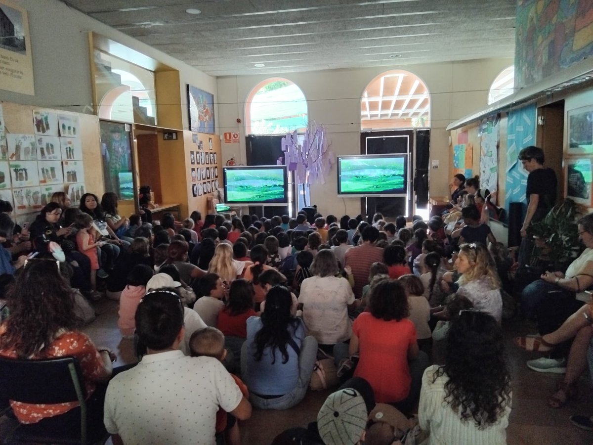 AfaBarrufet's tweet photo. Barrufacrispetes 🎞️🍿

Vivim en l'era de la tecnologia, enguany el tema triat pels infants per al Carnaval de l'Escola va ser els Videojocs, això ens va portar a pensar que la tecnologia podia ser un bon tema per al Barrufacrispetes,  (...) https://t.co/tl10Psao4s