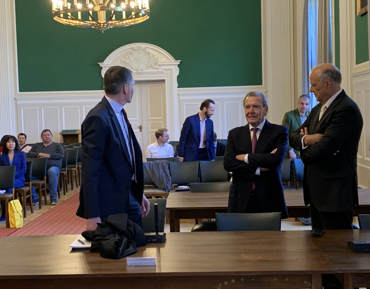 Altkanzler Schröder möchte sein Büro zurück – und ist in erster Instanz mit seiner Klage gegen die BRD gescheitert. Heute nun kommt es in Berlin zur Berufungsverhandlung vor dem Oberverwaltungsgericht. Und diesmal ist er selbst anwesend.