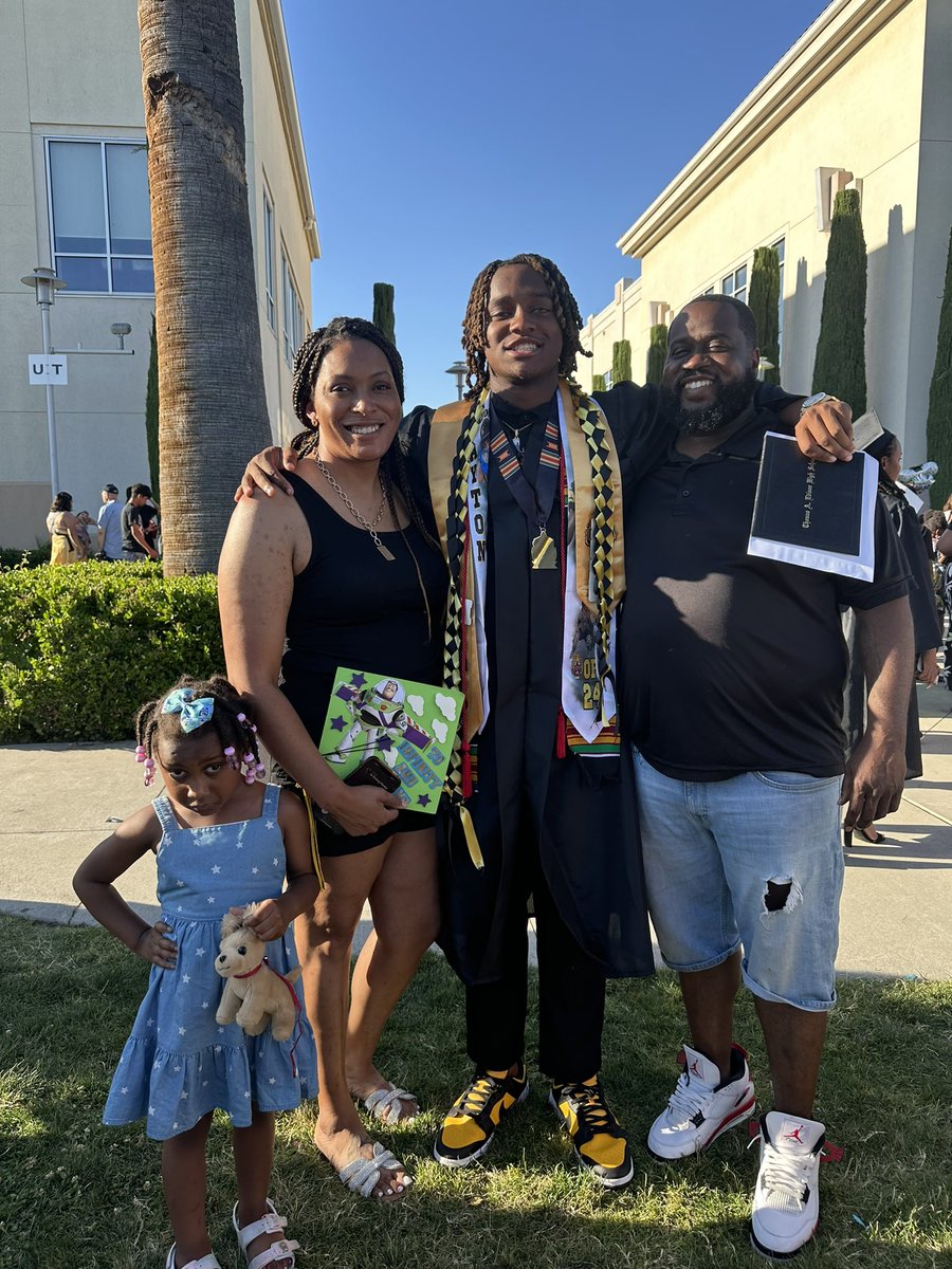 CoachP_84's tweet image. Congratulations @LeonardPayton7 Graduated with 3.4 GPA and was a two sport athlete…. Next Stop 

All Business