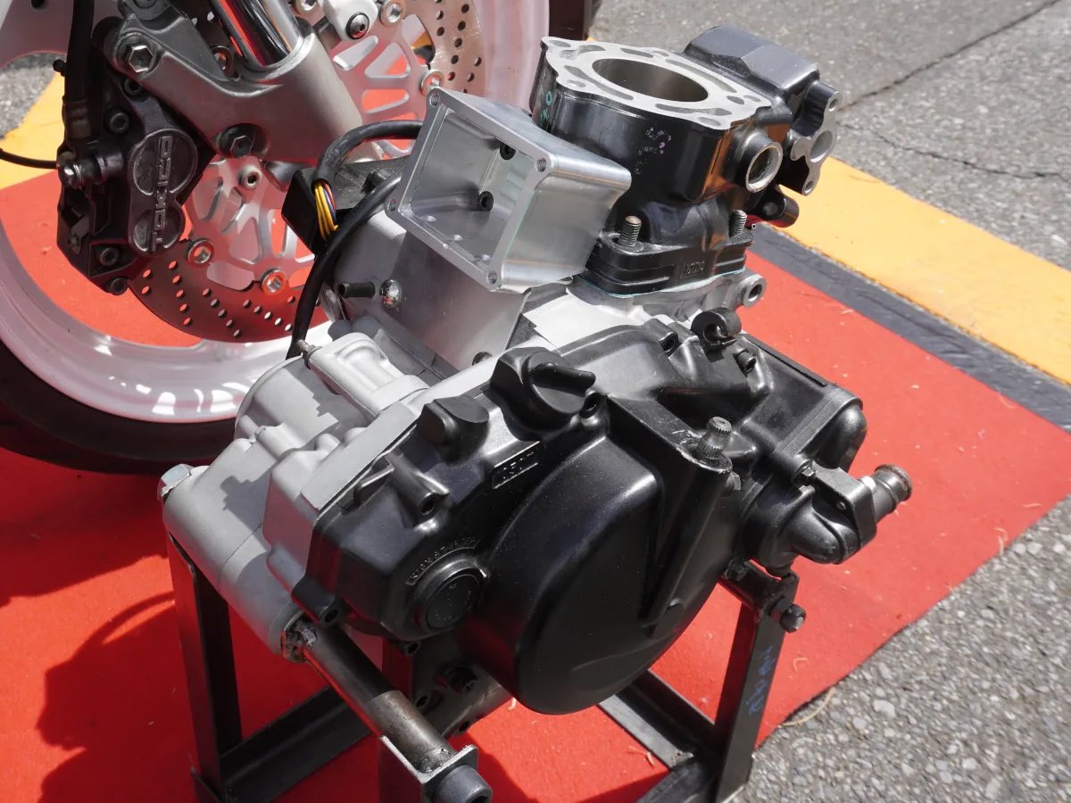 motospo_'s tweet photo. “水素2ストエンジン”のガンマを開発中！ 井上ボーリングが目指す内燃機関の未来とは
https://t.co/xaPpsr79Sf

注目なのは外見だけではなく、その機構。同車では電動スーパーチャージャーを用いることで、2ストでは必須であるはずの“1次圧縮”をせずに走行を可能にさせる予定だという！ https://t.co/HLp25GcyJU