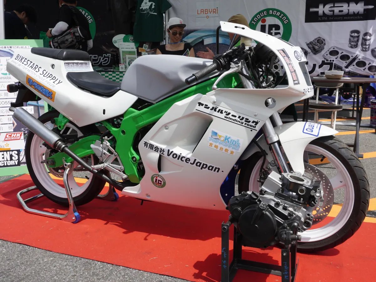 motospo_'s tweet photo. “水素2ストエンジン”のガンマを開発中！ 井上ボーリングが目指す内燃機関の未来とは
https://t.co/xaPpsr79Sf

注目なのは外見だけではなく、その機構。同車では電動スーパーチャージャーを用いることで、2ストでは必須であるはずの“1次圧縮”をせずに走行を可能にさせる予定だという！ https://t.co/HLp25GcyJU
