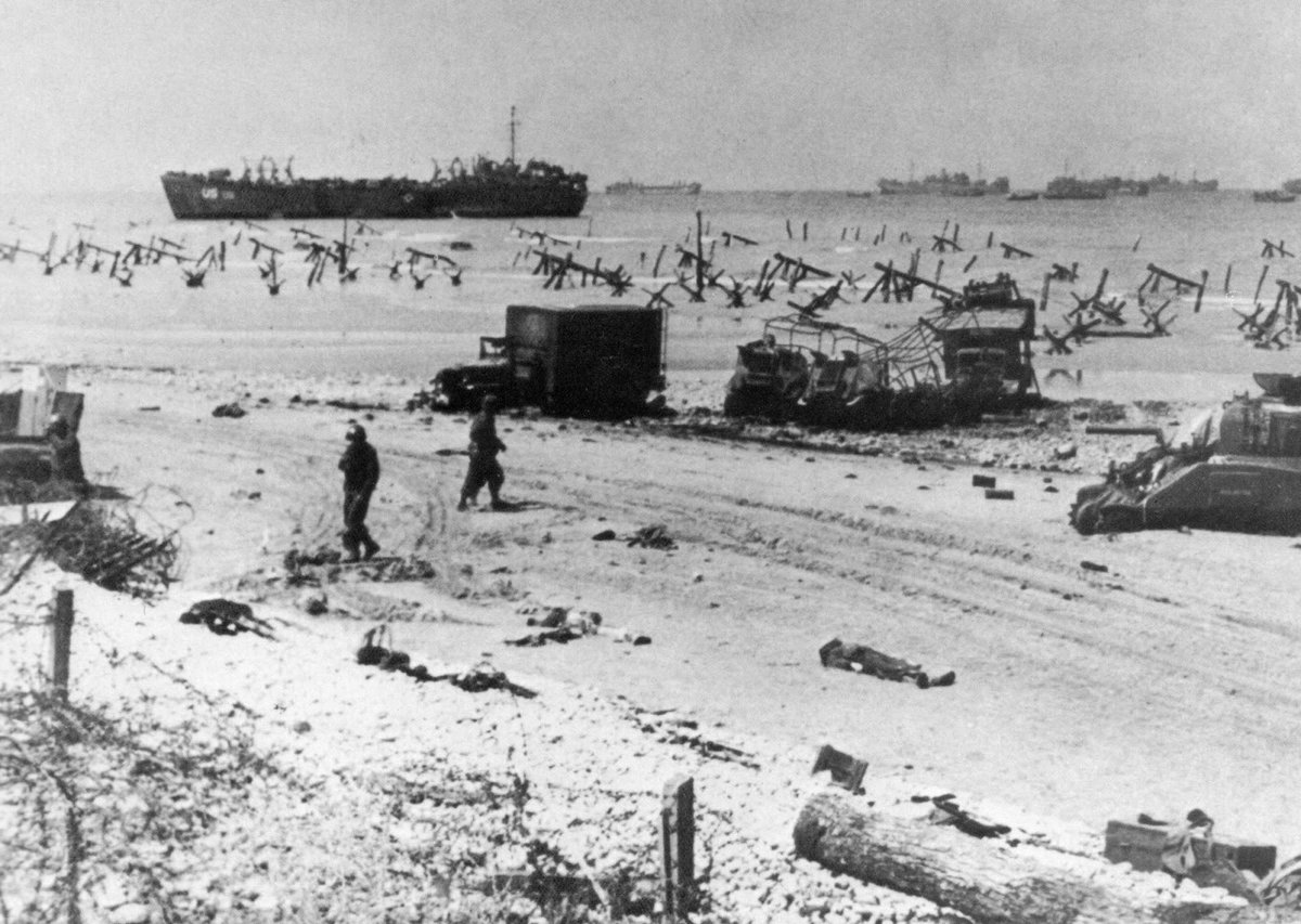1/
A little known D-Day Fact:
Today, 80 years ago, the 6th June 1944, 84 men from the <a href="/RoyalAirForce/">Royal Air Force</a> landed on Omaha Beach supporting American forces. 4 RAF Officers were awarded the Military Cross and 3 RAF Other Ranks were awarded the Military Medal.