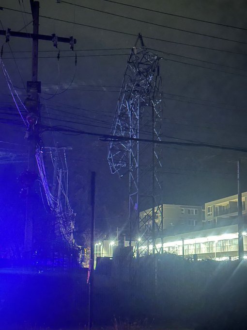 carlos81956718's tweet photo. Momento exacto en el que Explota parte de la Torre de Alta Tensión en Tobalaba , provocando el Corte masivo de electricidad en la Región Metropolitana, en la foto se ve daño severo a la torre 

¿Que habrá sucedido?

Santiago Centro Ñuñoa la Florida Macul lampa San Miguel https://t.co/U4M4x7nqcf