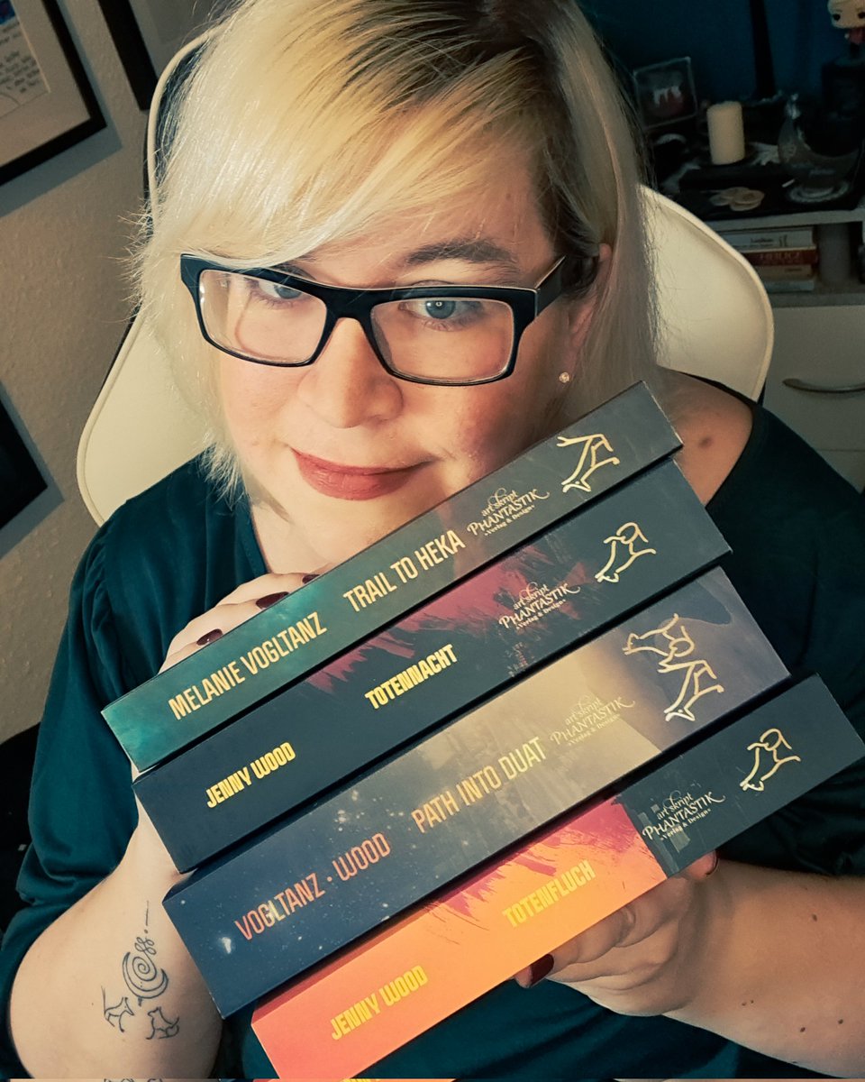 Jenny Wood (@woodwritings) on Twitter photo Noch kann ich die Reihe mit 2 Händen halten, doch das wird immer schwieriger. Schon im Oktober erscheint der nächste Band von <a href="/MelanieVogltanz/">Melanie into Duat 🏳️🌈 she/her</a> und mir. Wer ist bereit? Noch kann ich die Reihe mit 2 Händen halten, doch das wird immer schwieriger. Schon im Oktober erscheint der nächste Band von <a href="/MelanieVogltanz/">Melanie into Duat 🏳️🌈 she/her</a> und mir. Wer ist bereit?