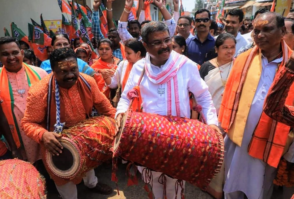 drkhuntia21's tweet image. #DPforCM Odias living across the World, specially in the Gulf Countries will never forget the efforts of Shri Dharmendra Pradhan sir during the time of #COVID he ensured 10 Vande Bharat flights from GCC countries to Bhubaneswar &amp;amp; his sincere efforts having Lord Jagannatha at the