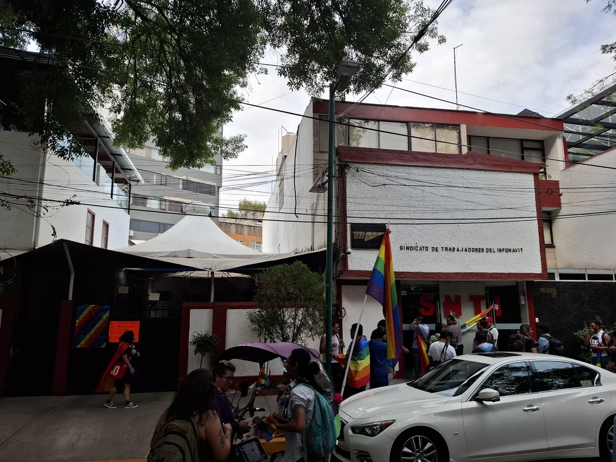 pornochito's tweet photo. Hoy realizamos un acto pacífico a las 2:00 pm en las inmediaciones del #Infonavit luego nos trasladamos a las oficinas del sindicato #STI en donde se colocaron banderas LGBT y letreros con cinta. Los actos de bandalizmo fueron en un segundo acto convocado a las 5:30 pm https://t.co/xeFlojMJRM