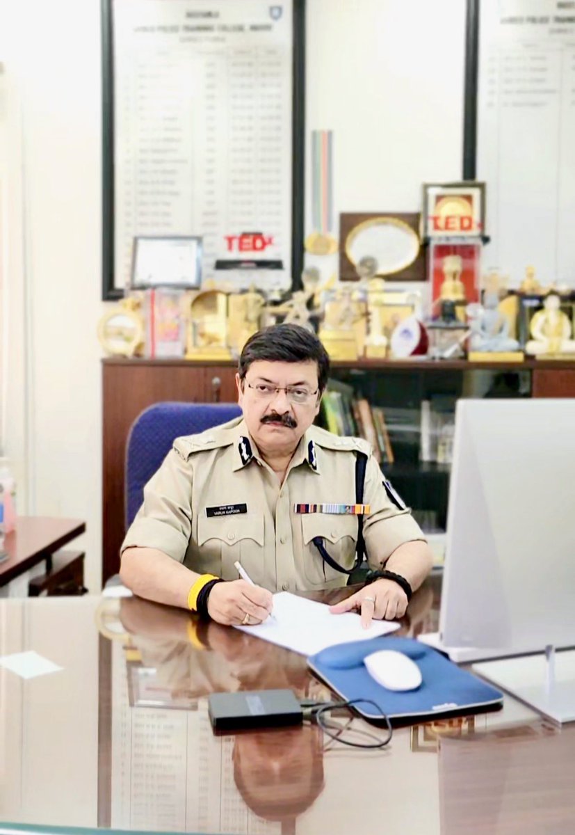 varunkapoor170's tweet photo. Taking charge as the Director General of Police after 33 years of dedicated and honest service to the country and its people!
@ RAPTC Indore
#MyDuty
#MyService
#EffortContinues
#IPSTops
#KhakiPower
#ServiceInUniform
#MyRAPTC
#varunkapoorips https://t.co/LSfSMIxrBz
