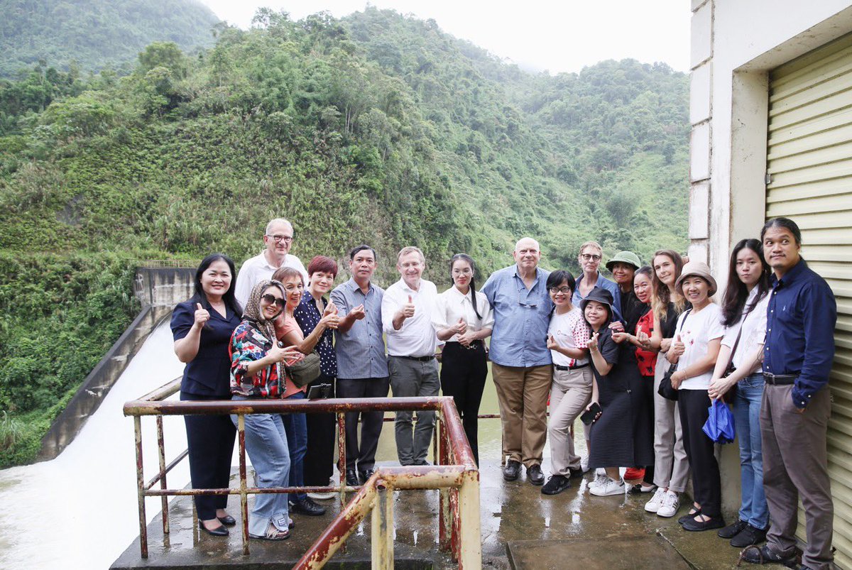 #AFDVietnam30ans J1 de notre tournée <a href="/AFD_France/">Agence Française de #Développement (AFD) 🇫🇷 🇪🇺</a> dans le Nord dédiée à l'#hydraulique avec la visite des travaux en cours de l'extension de la centrale #hydroélectrique de #HoaBinh et du réservoir de Suối Chiếu réalisé en 2013 et permettant d'irriguer 8000ha de #riziculture