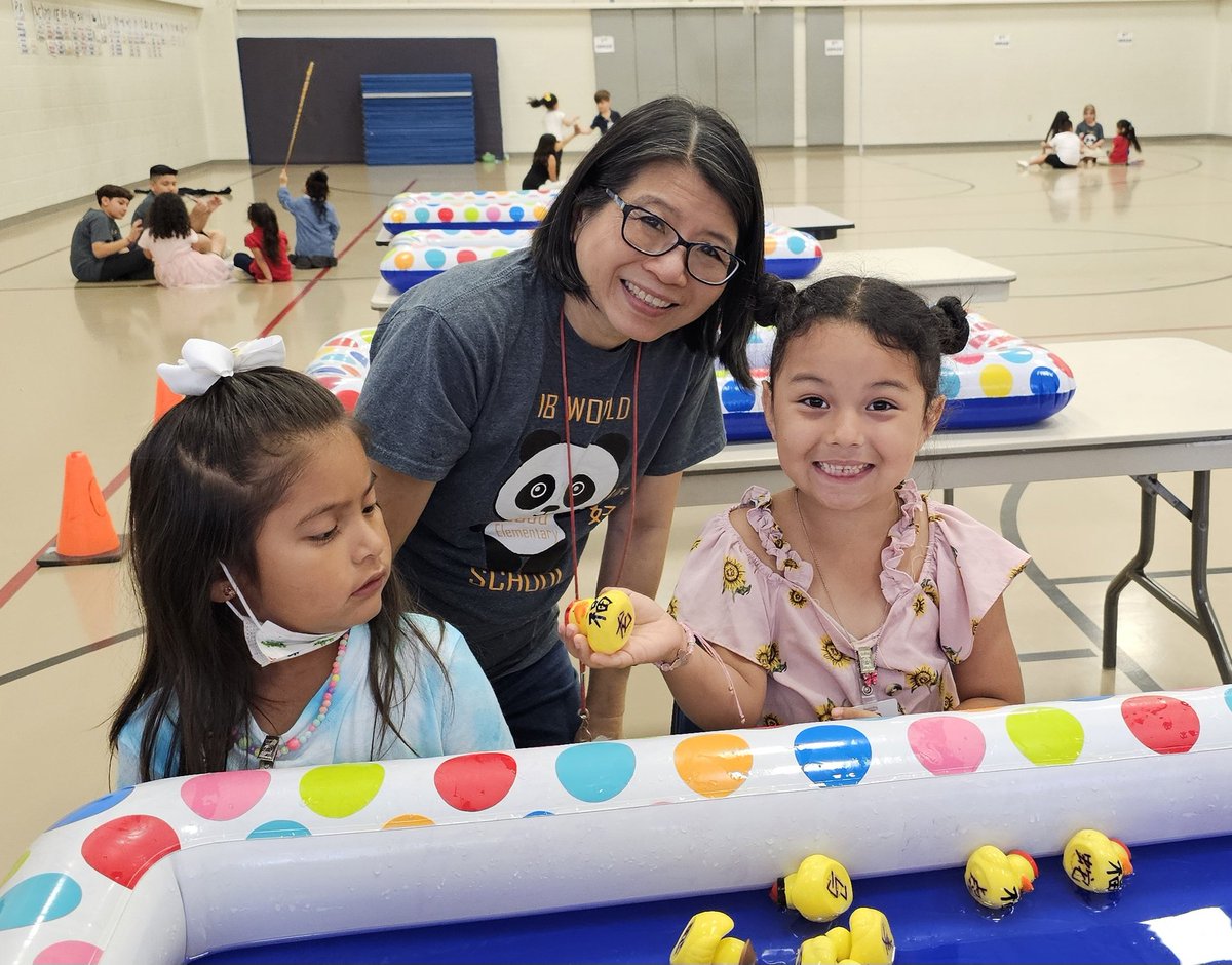 atsui0718's tweet photo. Our Gators are having so much fun exploring different games Chinese children play. They also love our making their own dragon boats for the "race" from milk cartons to learn about recycling. #goodgatorsib #FourHousesOneFamily #WorldChangers #IBGators4th https://t.co/E1vJNivB21