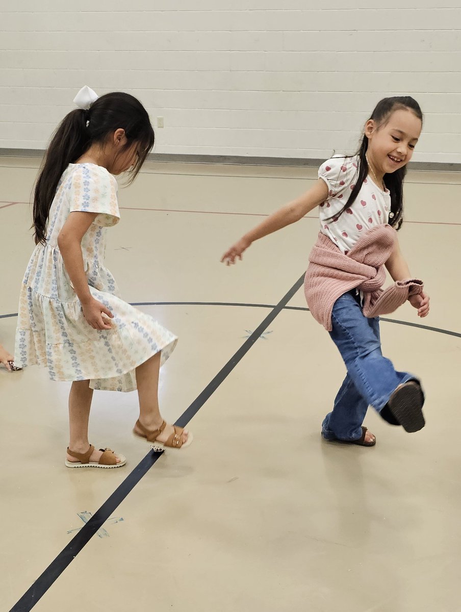 atsui0718's tweet photo. Our Gators are having so much fun exploring different games Chinese children play. They also love our making their own dragon boats for the "race" from milk cartons to learn about recycling. #goodgatorsib #FourHousesOneFamily #WorldChangers #IBGators4th https://t.co/E1vJNivB21