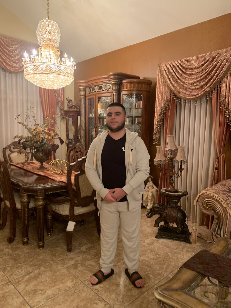 Cmoneysod's tweet photo. Me and Gucci mane got the same dining room @gucci1017 https://t.co/BCjyte3EGG