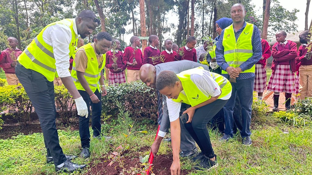 To mark World Environment Day, we cleaned-Up Wangige market  and joined Wangige Primary School to plant 50 tress.

Huge thanks to all our partners who made this event a success. 

Together, we can make a difference for our planet!
 #GenerationRestoration