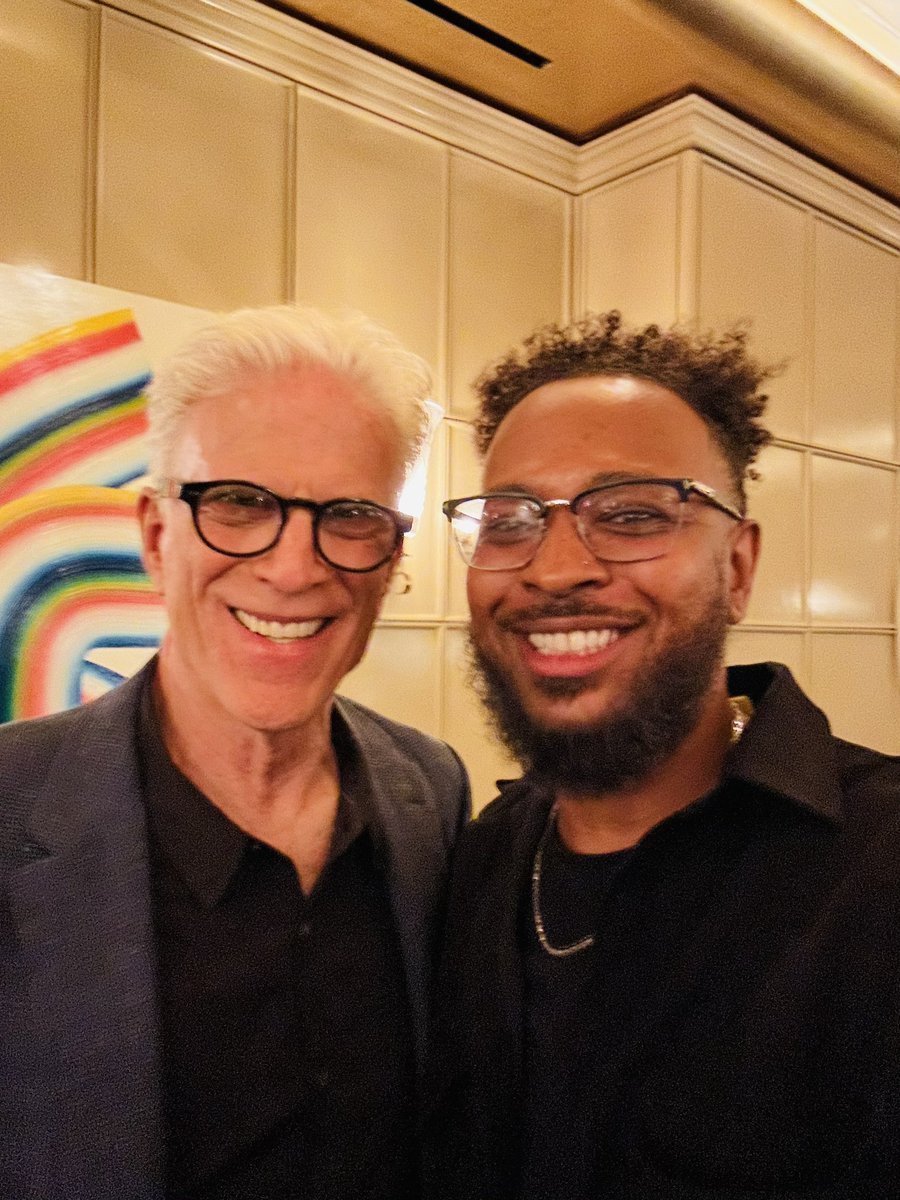 WilliamMatt22's tweet photo. Not sure how i’ll ever explain to people that I met @HillaryClinton & Ted Danson in the same night 😩
Thanks @annajanejoyner for the invite to #EMAIMPACT https://t.co/EKKiGtUfK9