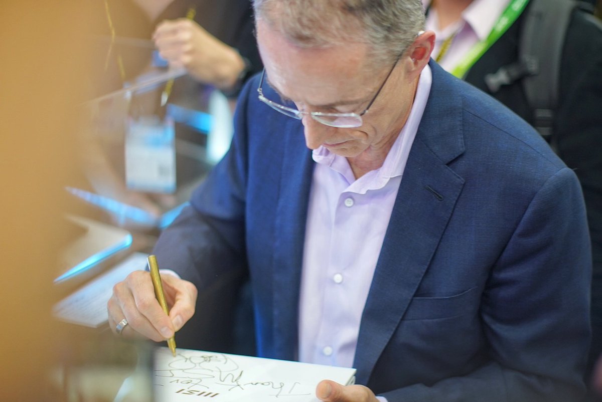 AustraliaMSI's tweet photo. 🎉 @Intel CEO Pat Gelsinger made a special appearance at the MSI booth during Computex 2024! 

Join us at MSI booth #M0806 to explore the Prestige, Summit series, and gaming handhelds powered by Intel Core Ultra processors (codenamed "Lunar Lake")#MSIxComputex2024 #AIPC #Laptop https://t.co/fpQSFAVPoD