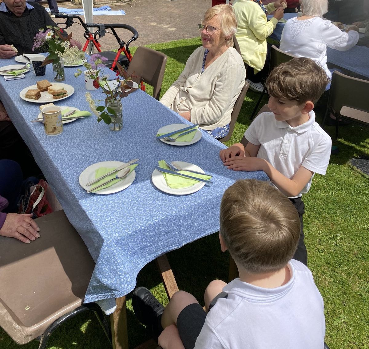 WesternDownland's tweet photo. We joined our local
Community group yesterday to serve afternoon tea and chat with our penpals. #PersonalDevelopment #servethecommunity https://t.co/yrWmR1k3Ig