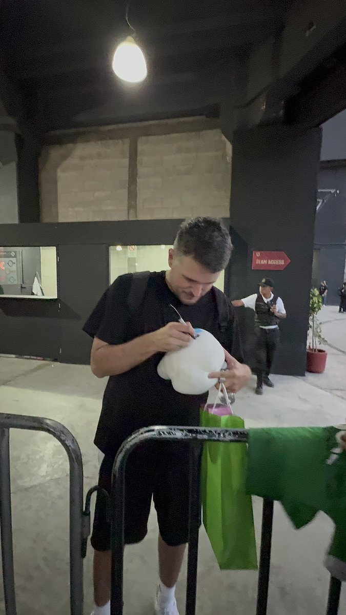 PerlaShirt's tweet photo. @perxipics firmando a Perxita Among us https://t.co/trbqNRpbBf