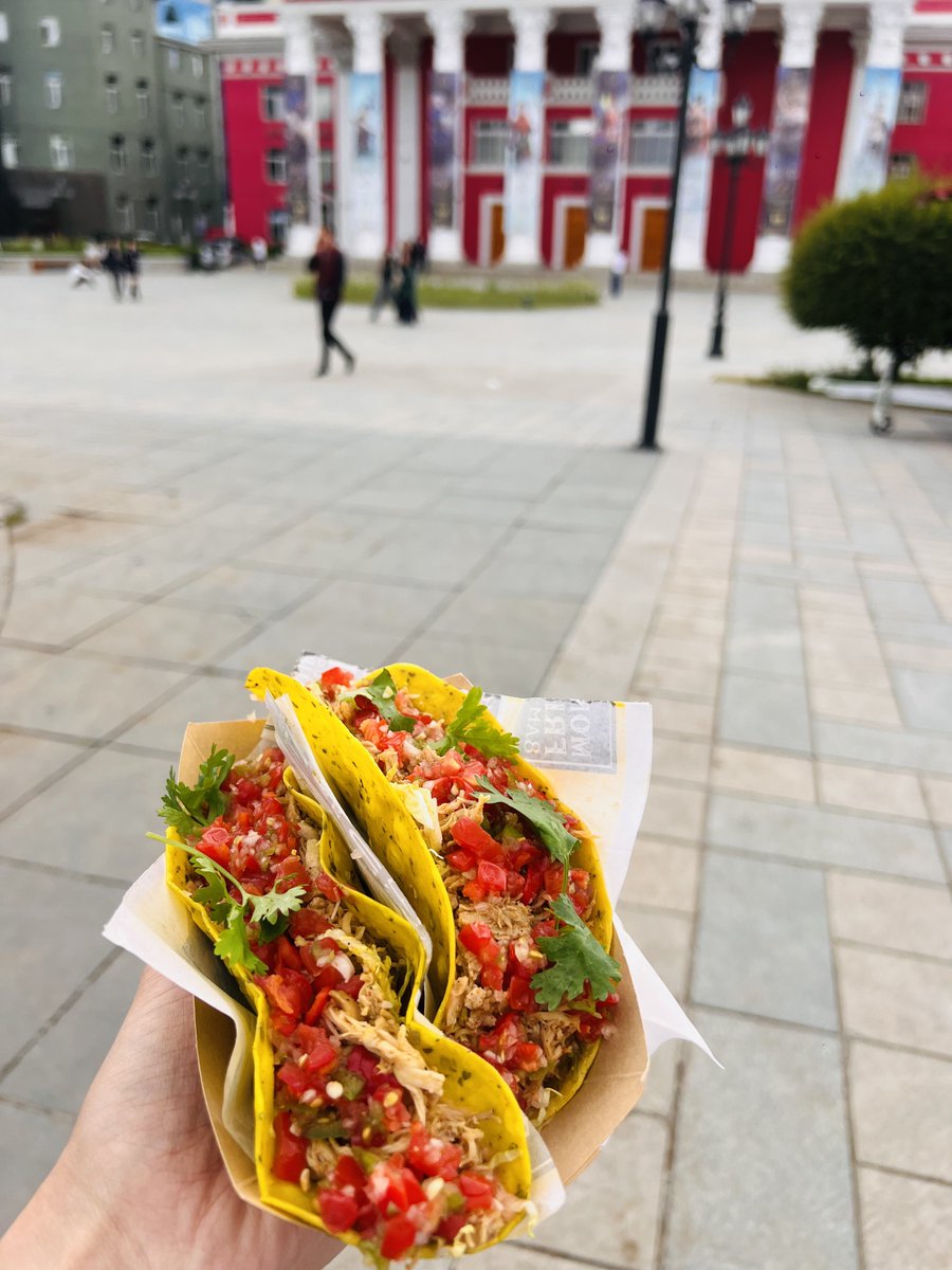 Драмын театр талбай дээр бгаа street food машинууд дунд тасархай гоё Taco хийдэг машин байна.Энүүгээр ажлаар явангаа идэж үзэвээ 😋😋
