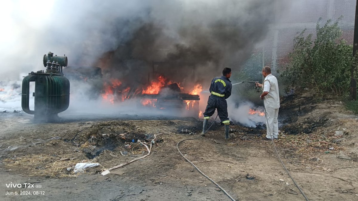 ghazipurfire's tweet photo. #FSGhazipur | रौजा #कोतवाली अंतर्गत पावर हाउस में लगी आग की सूचना पर तत्काल पहुंचकर #FSGhazipur #firefighters द्वारा #आग को बुझाया गया एवं #आग को फैलने से रोका गया। कोई जन/जीव हानि नहीं हुई।
@AdminGhazipur
@ghazipurpolice
@CMOfficeUP https://t.co/aHJo3UQcSC