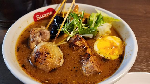 jou562's tweet photo. 初めての札幌の旅〜🤩
地元の人にカレー屋さんを勧められました
「Suage+」✨
幸い少し並んだだけで食べられました
長時間並ぶこともあるそうです
カレーの味が濃厚!
焼き鳥の味と合わせて、素直に癒されますね~
#北海道 #北海道グルメ #札幌 #カレー #グルメ https://t.co/Q7065i7fYE