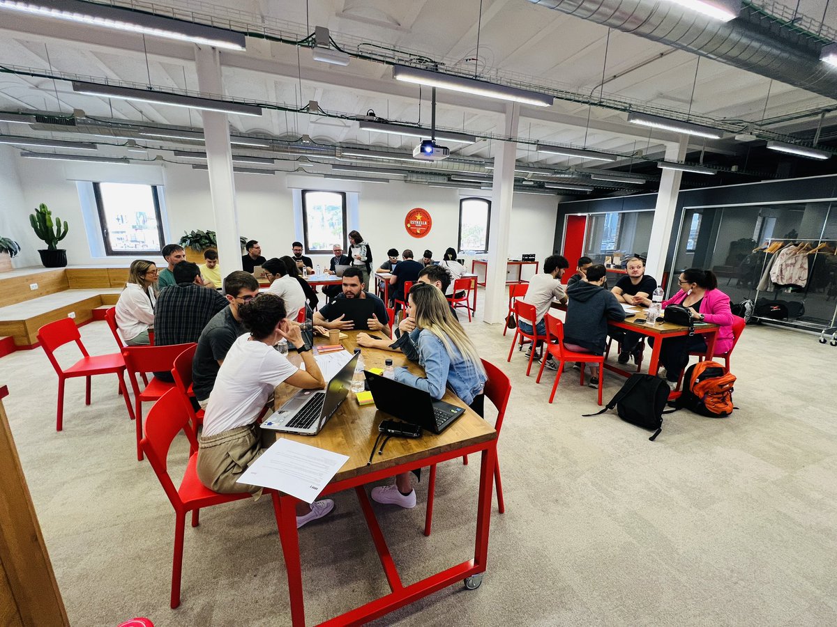 #IA aplicada al #branding para el espectacular equipo de #DAMM MIL GRACIAS por el talento y creatividad equipazos, dedicacion y esfuerzo  inspirador,ver como las ideas cobran vida 🔝workshop lleniiito de energ-IA , tecnología, cultura ,y vistas al mar , no se puede pedir más 🤙🏻