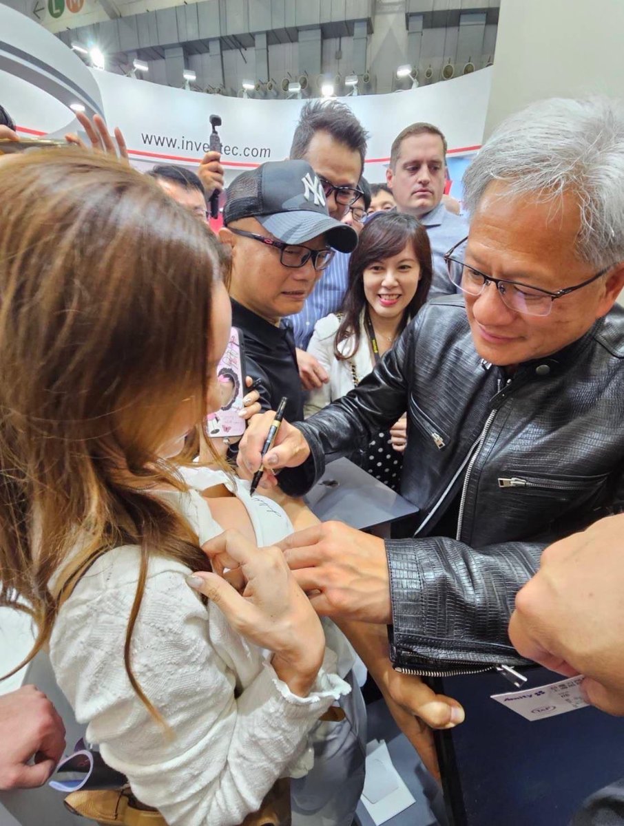 NVDAERC20's tweet photo. $NVDA CEO signs a pair of Bobas before sending $NVDA to 3 Trillion Market Capitalization
#OurCEO #freethenipple https://t.co/uEREAJztPP