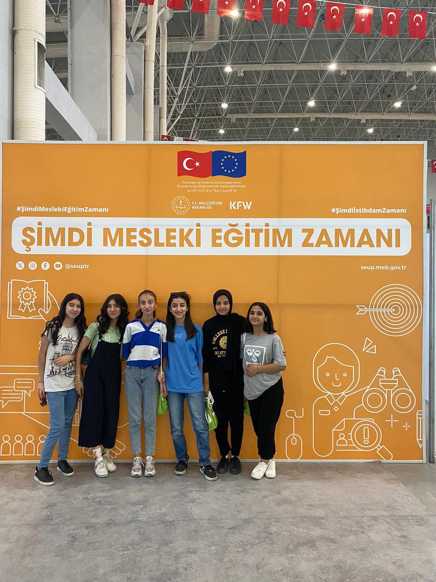 gsmtoo63's tweet photo. Meslekî Eğitim ve İstihdam Etkinliğine sınıfıyla beraber katılan  Ferhat ÇİL hocamıza teşekkür ederiz. 
@bigepurfa 
@KarakopruM 
@sanliurfammem63 https://t.co/wg58lVK9lL