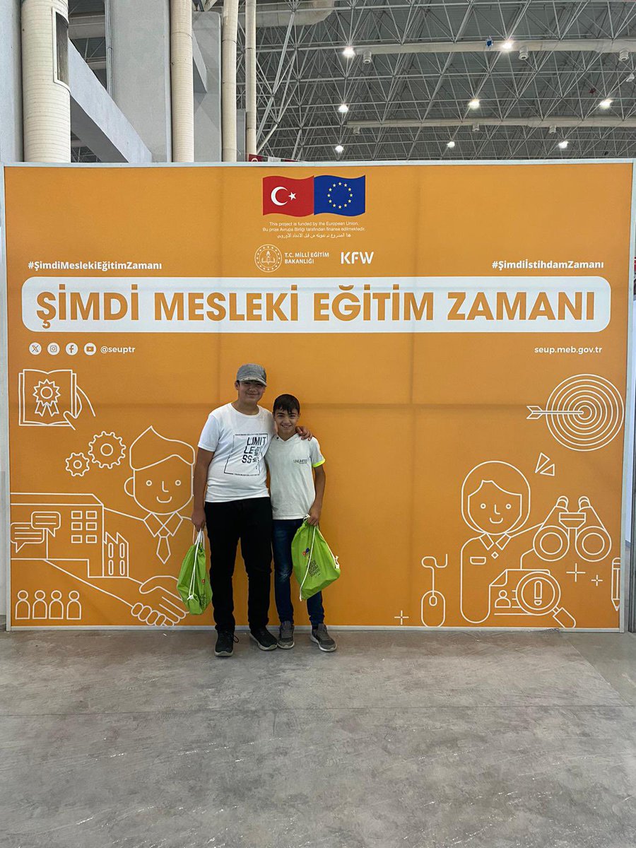 gsmtoo63's tweet photo. Meslekî Eğitim ve İstihdam Etkinliğine sınıfıyla beraber katılan  Ferhat ÇİL hocamıza teşekkür ederiz. 
@bigepurfa 
@KarakopruM 
@sanliurfammem63 https://t.co/wg58lVK9lL