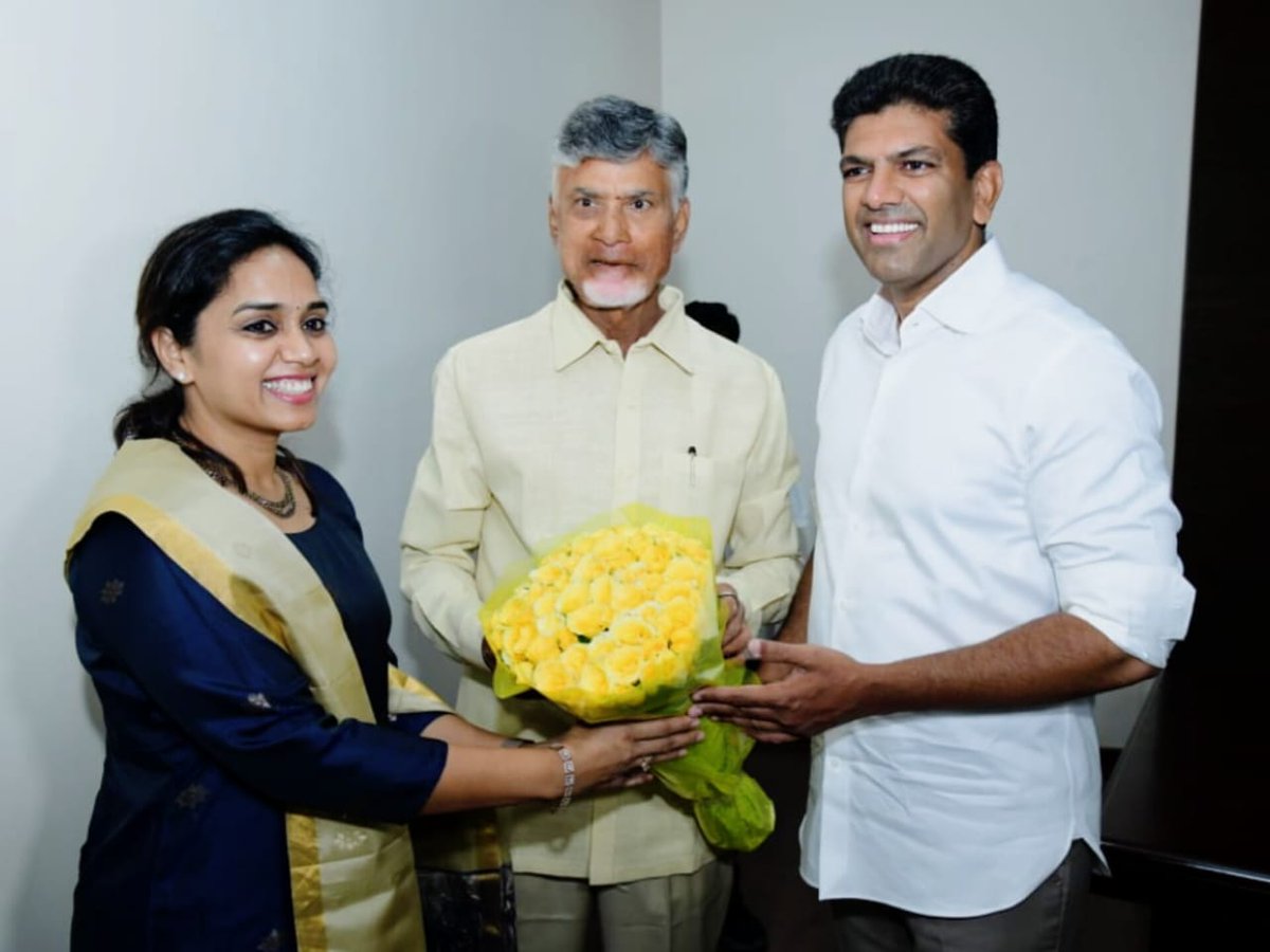 PemmasaniOnX's tweet photo. అకుంఠిత దీక్ష, నిరంతర శ్రమతో ఆంధ్రప్రదేశ్ లో మరో అధ్యాయాన్ని సృష్టించిన టీడీపీ జాతీయ అధ్యక్షులు శ్రీ నారా చంద్రబాబు నాయుడు గారిని ఆయన నివాసంలో మర్యాదపూర్వకంగా కలిసి శుభాకాంక్షలు తెలియజేసాము.

గుంటూరు పార్లమెంట్ పరిధిలో గెలుపొందిన నన్ను చంద్రబాబు నాయుడు గారు అభినందించడం ఎంతో సంతోషకరం.

#narachandrababunaidu
#pemmasaniforguntur #pemmasanichandrasekhar #pemmasani #guntur