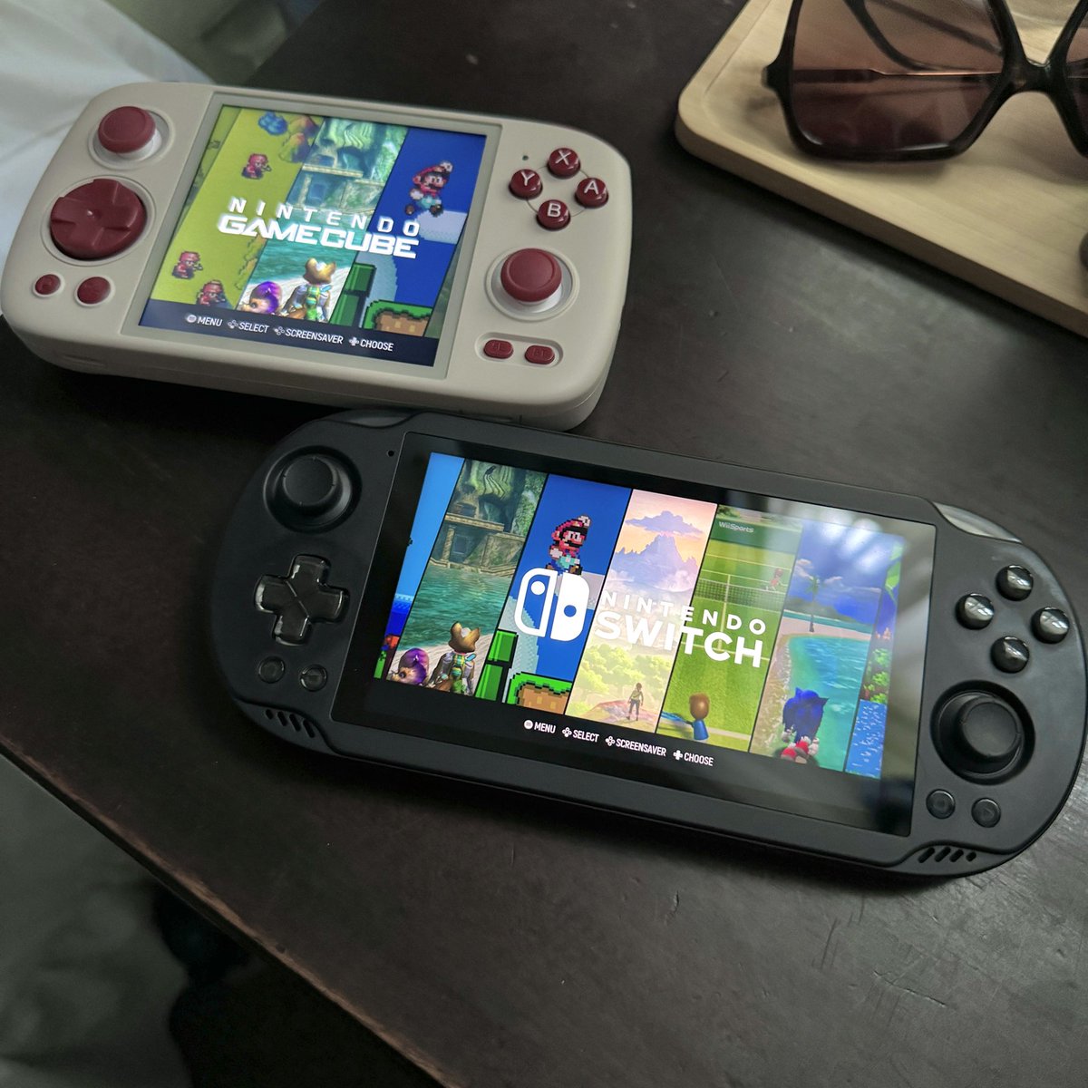 RetroGameCorps's tweet image. Greetings from London! Some stray observations after two VERY long flights:

- Battery life on both devices is great. I didn’t have any concerns with running out of battery, I charged them quickly while on the second flight. (1/7) 🧵