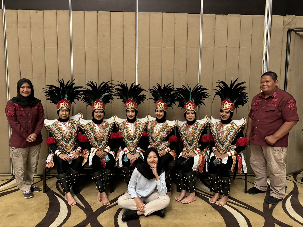 orang gila mana yang gasuka diatur tapi malah jadi pns ,  alhasil tidak suka pake seragam 🤣