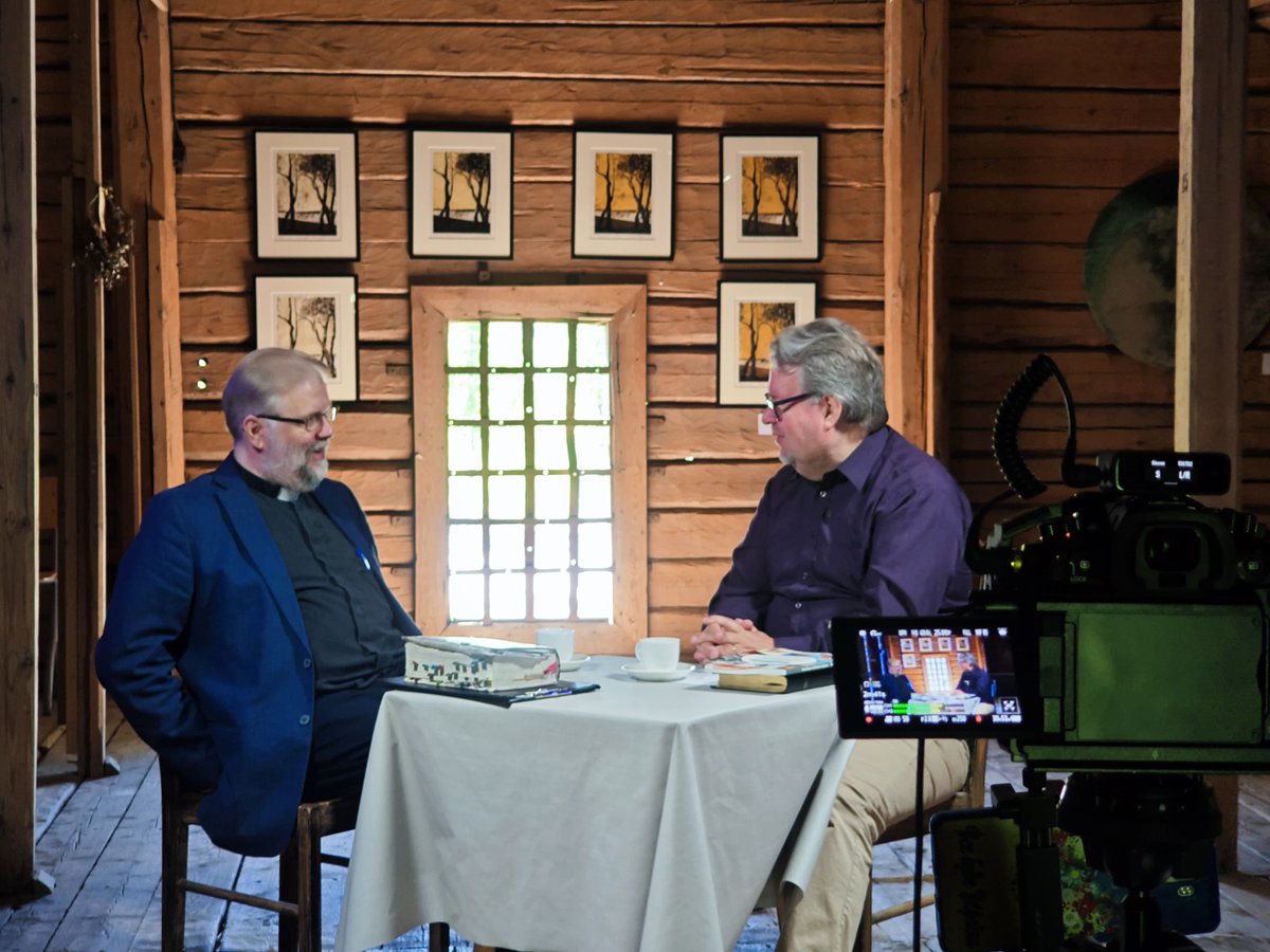 PastoriMika's tweet photo. Olin eilen tekemässä ohjelmia (Maailman tärkein tehtävä, TV7) kesäkahvila Vellikellossa Järvenpäässä. Petri Välimäen kanssa pohdimme evankelistan kutsumusta. Evankelista on hyvän sanoman tuoja. Kirkossa sanaa ja tehtävää on karsastettu, mutta liike-elämässä titteli yleistyy. https://t.co/VAtGwbHPF8