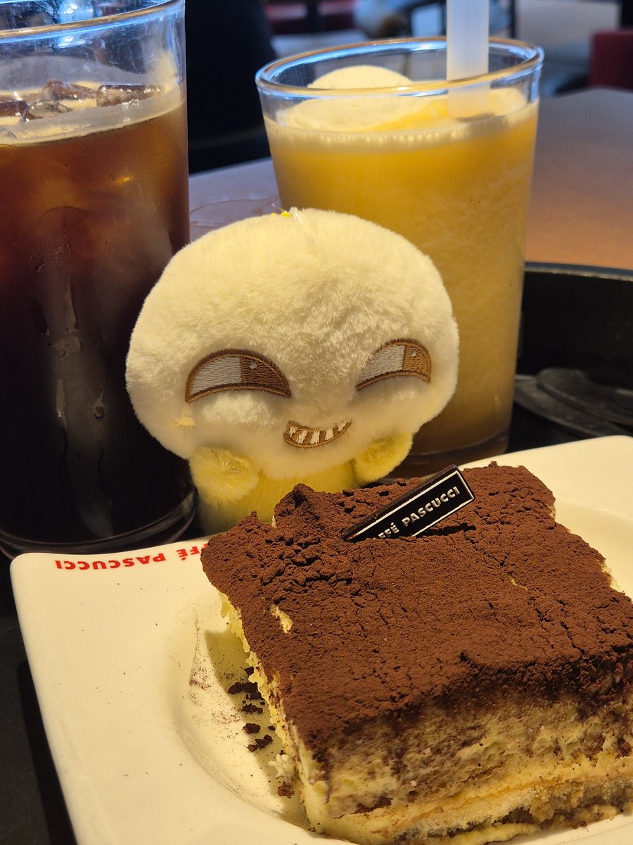 데헷이가 옆테이블 음식이 더 맛있어보이나부다 ... 
누나가 더 맛난거 사줄게 🤤