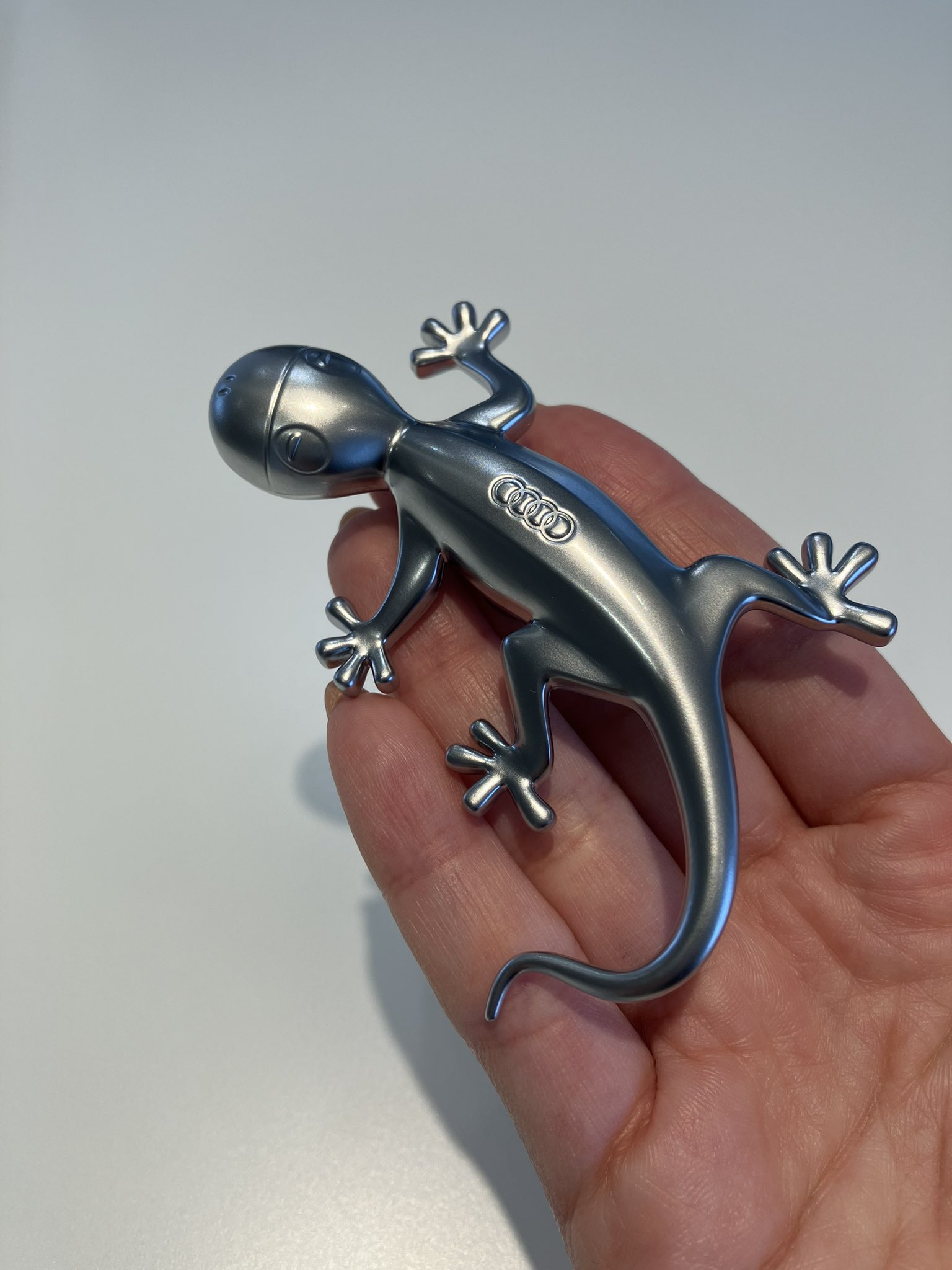 木製 ウッド 壁掛け時計 アウディ クワトロ ヤモリ ゲッコー 黒