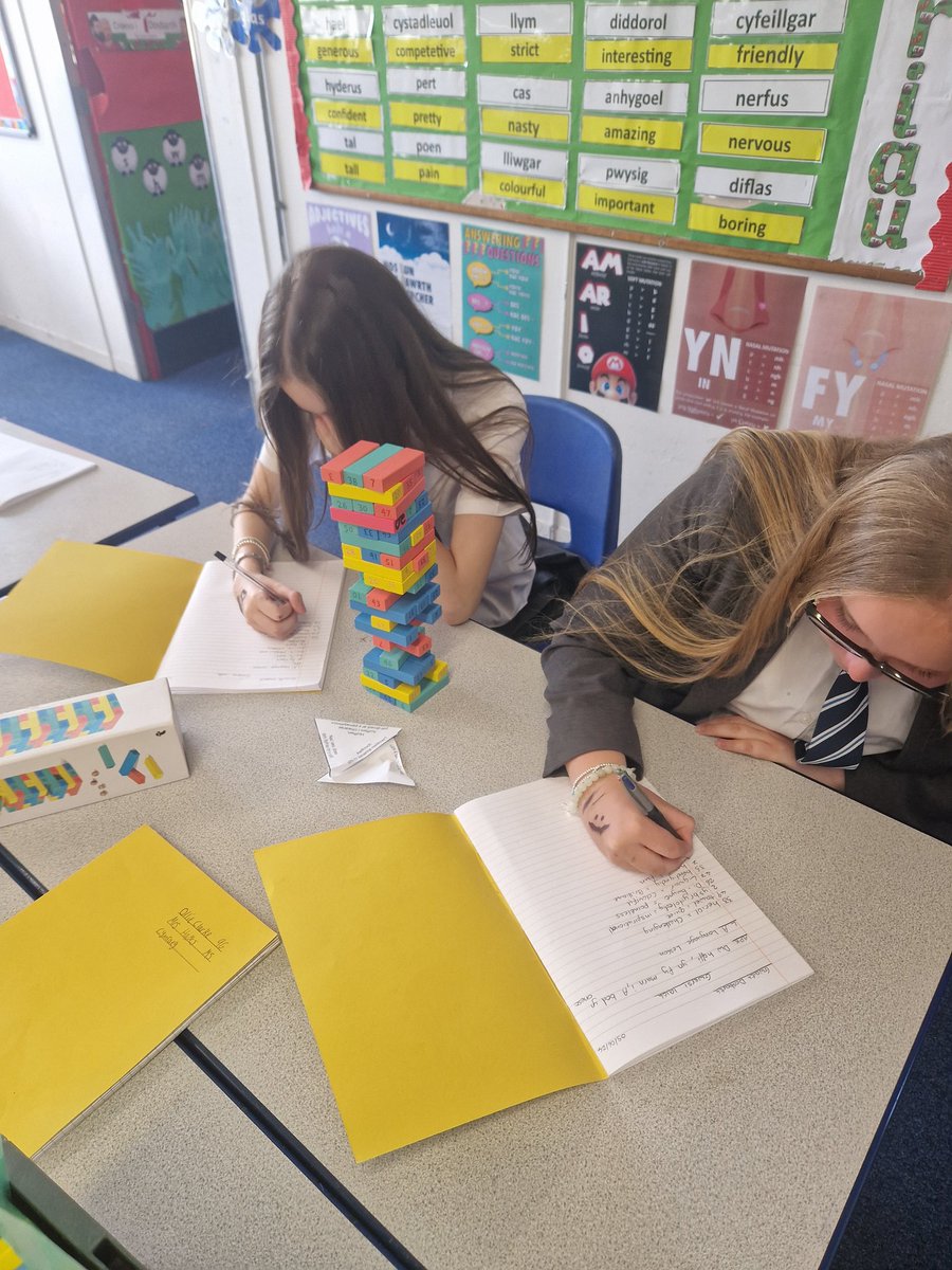 CymraegYGS's tweet photo. Blwyddyn 9 yn adolygu iaith wrth chwarae gemau. 🏴󠁧󠁢󠁷󠁬󠁳󠁿Year 9 revising language patterns through games today. @YsgolGreenhill @Cymraeg https://t.co/HbJKPK3PHO