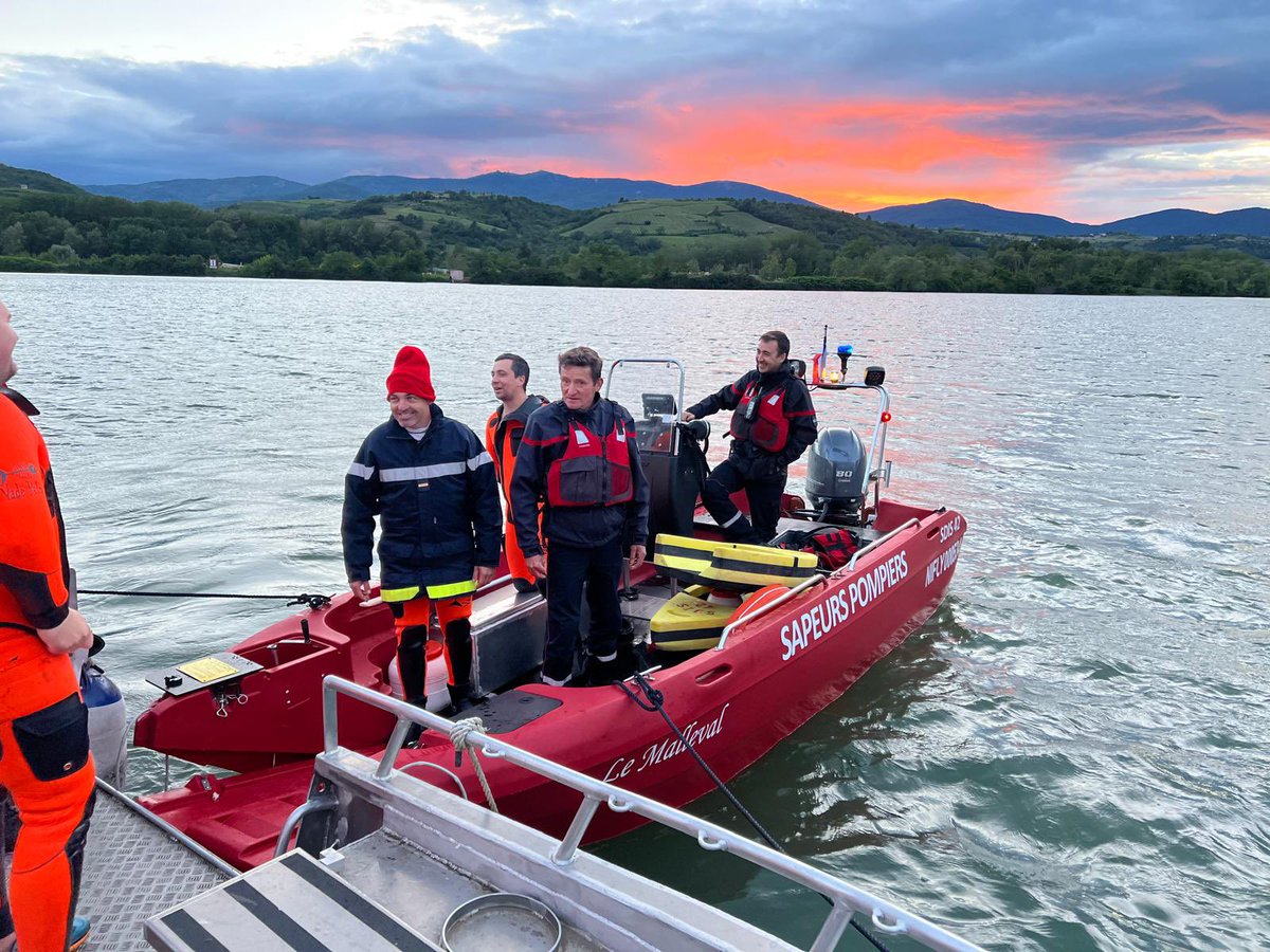 sdis42's tweet photo. Manœuvre sur le #Rhône entre #Chavanay et #StPierredeBœuf ! 🚤
Nos équipes de la compagnie Pilat Sud ont porté secours à un bateau à la dérive et ses occupants tombés à l’eau.
Bravo pour leur réactivité et leur professionnalisme ! 👏 #Sécurité
📸 Crédits photo : SDIS 42 https://t.co/5jjOWHFAXM