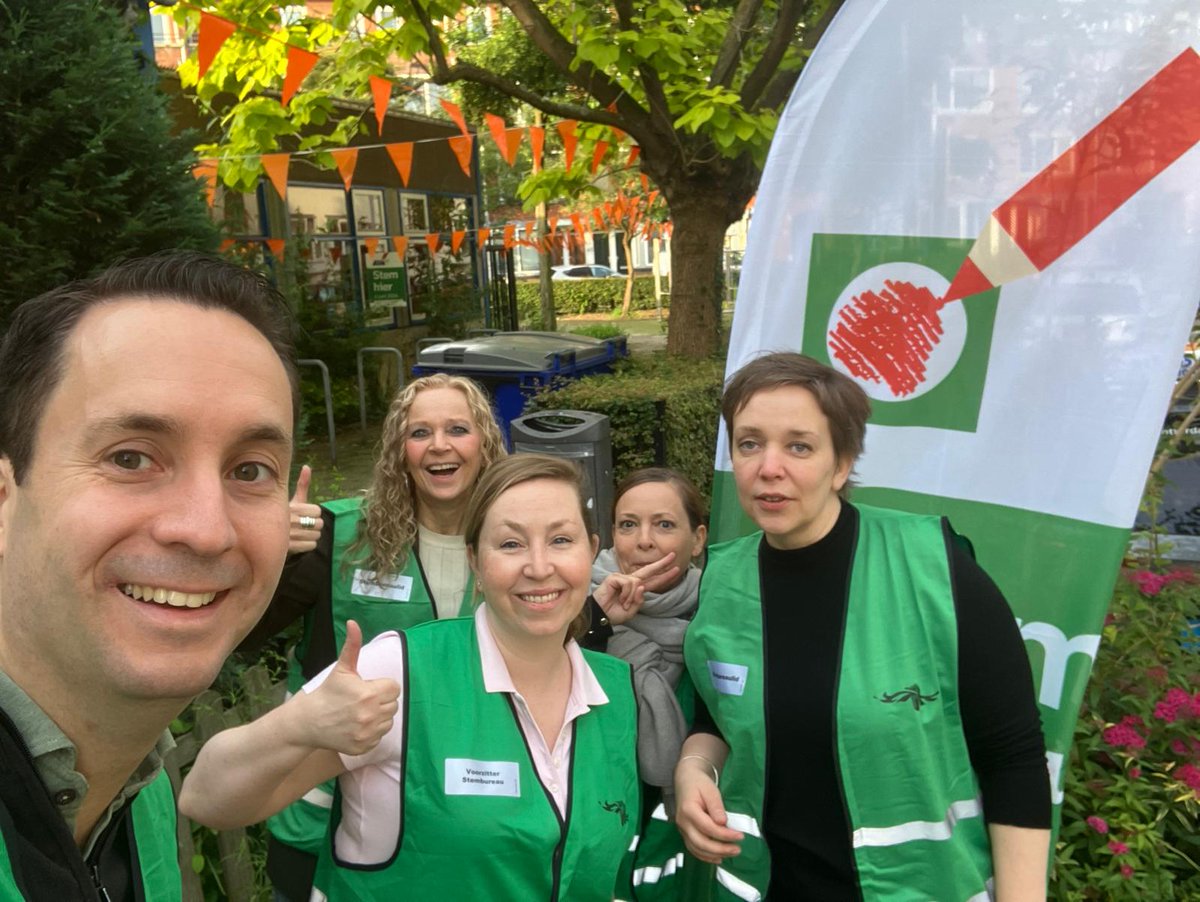 SuzyFaye77's tweet photo. We gaan er weer voor #stemmen #stembureau #europapa https://t.co/fSaqxeX2ha