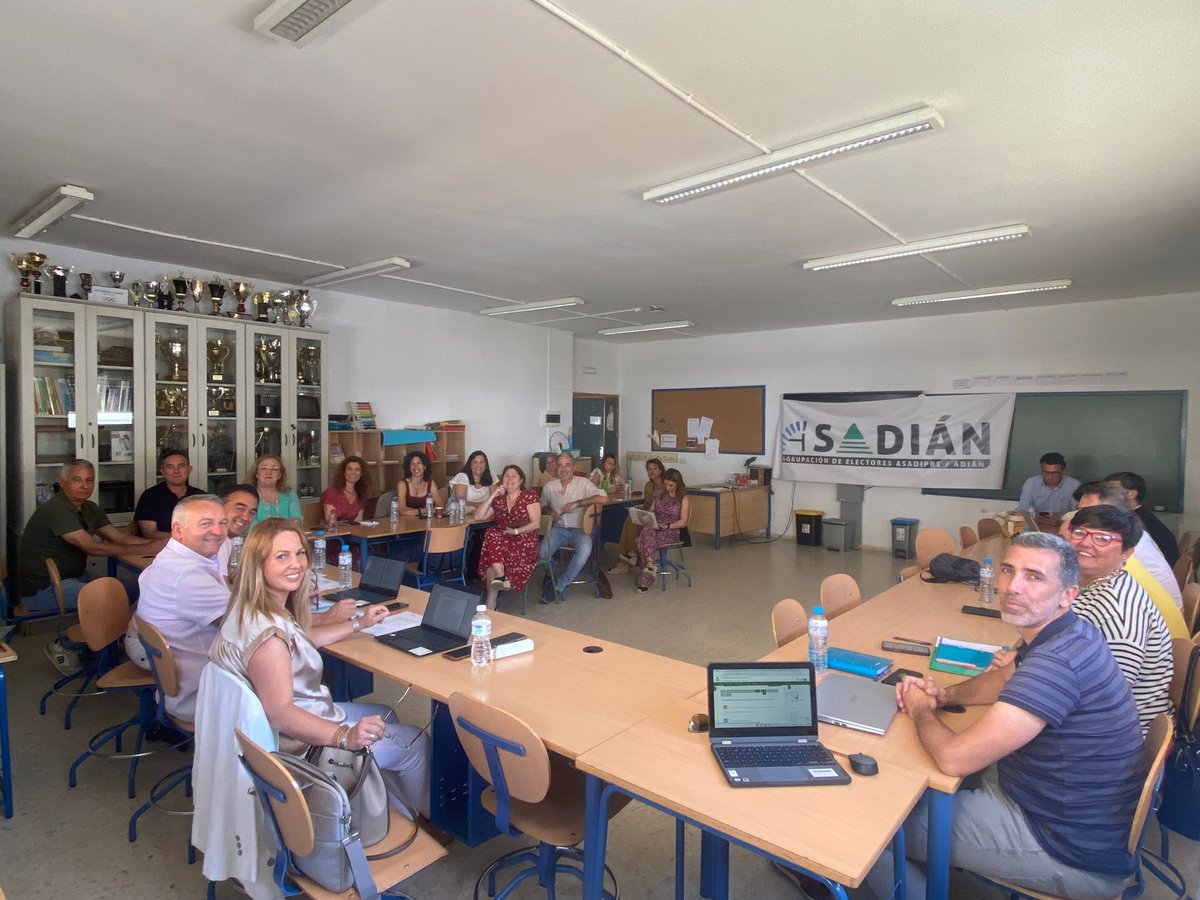 asadian_info's tweet photo. Consejo Sindical ASADIÁN  ayer día 5 de junio en ÉCIJA, sobre la mesa:
👉 Aumento presupuesto centros.
👉 Aumento unidades y disminución ratio.
👉 Aumento convocatorias SIPEI
👉 Normativa FP practicas en empresas.
👉 Y mucho más....

Luchamos por una educación de calidad. https://t.co/XzzVelLMVo