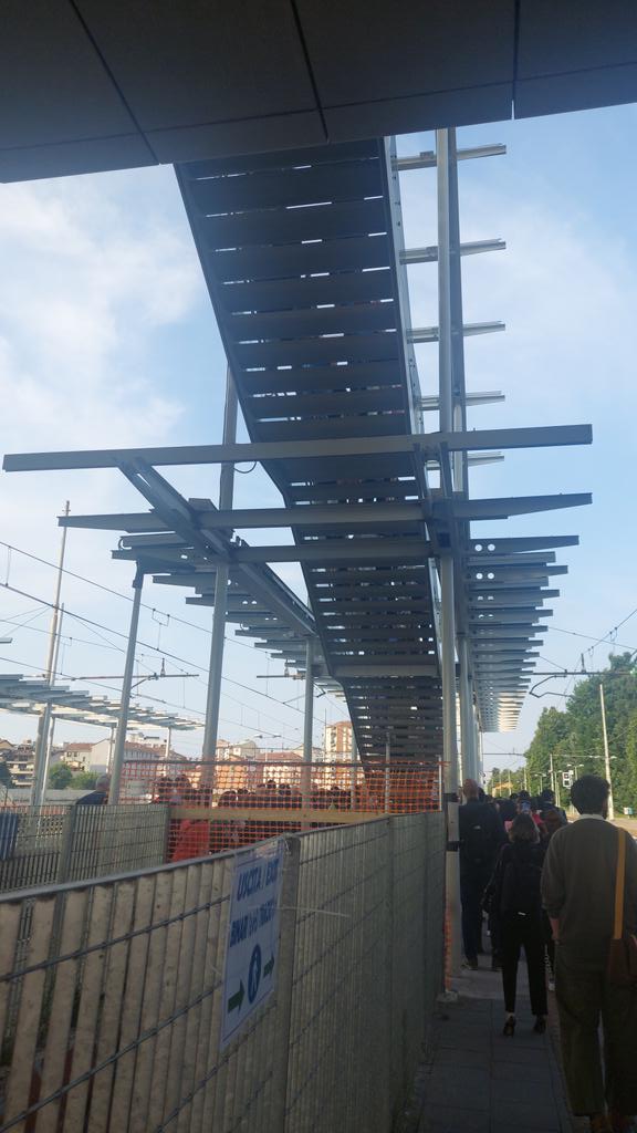 tenente__Dan's tweet photo. @TrenordOfficial @RegLombardia
Risk based thinking. Oggi a Sesto S. Giovanni novità: per andare dal binario 2 all'uscita o alla metro occorre utilizzare un unica scala. Risultato: ai 15 minuti di ritardo del treno altri 5 per riuscire a salire. (Segue) https://t.co/sSGVOFjTg1